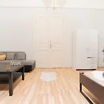 Nice 5-Room Apartment In The Heart Of The City Center Near The Synagogue