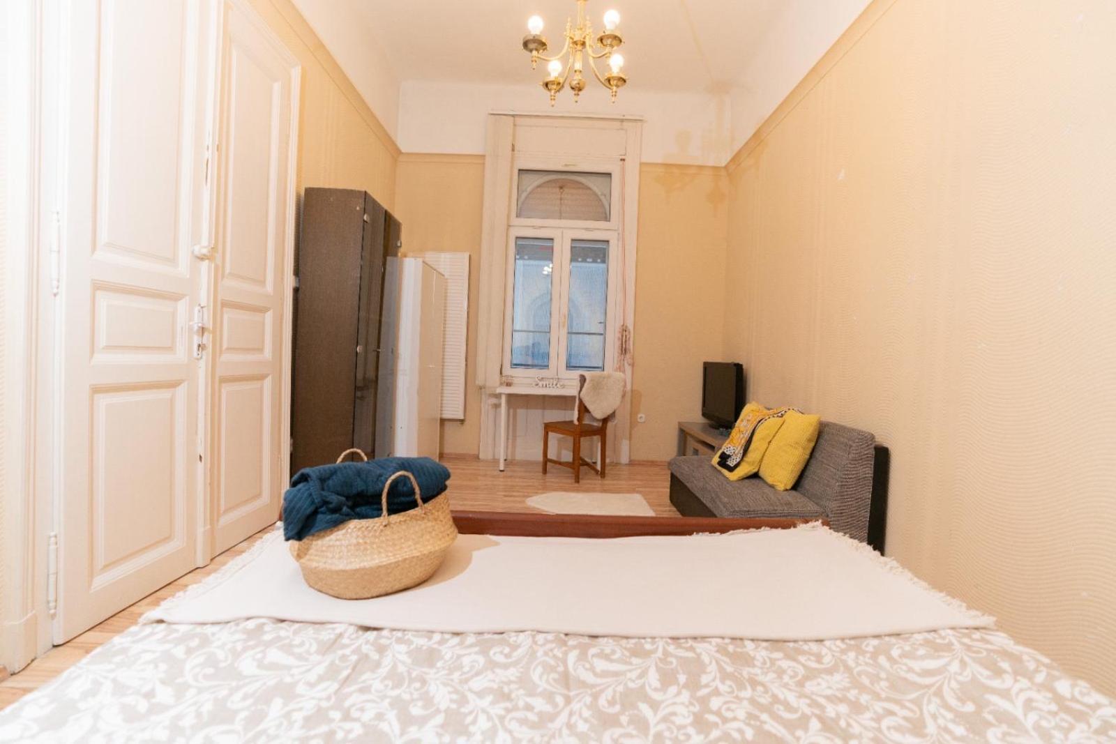 Apartment 5-room In The Heart Of The Center Near The Synagogue *