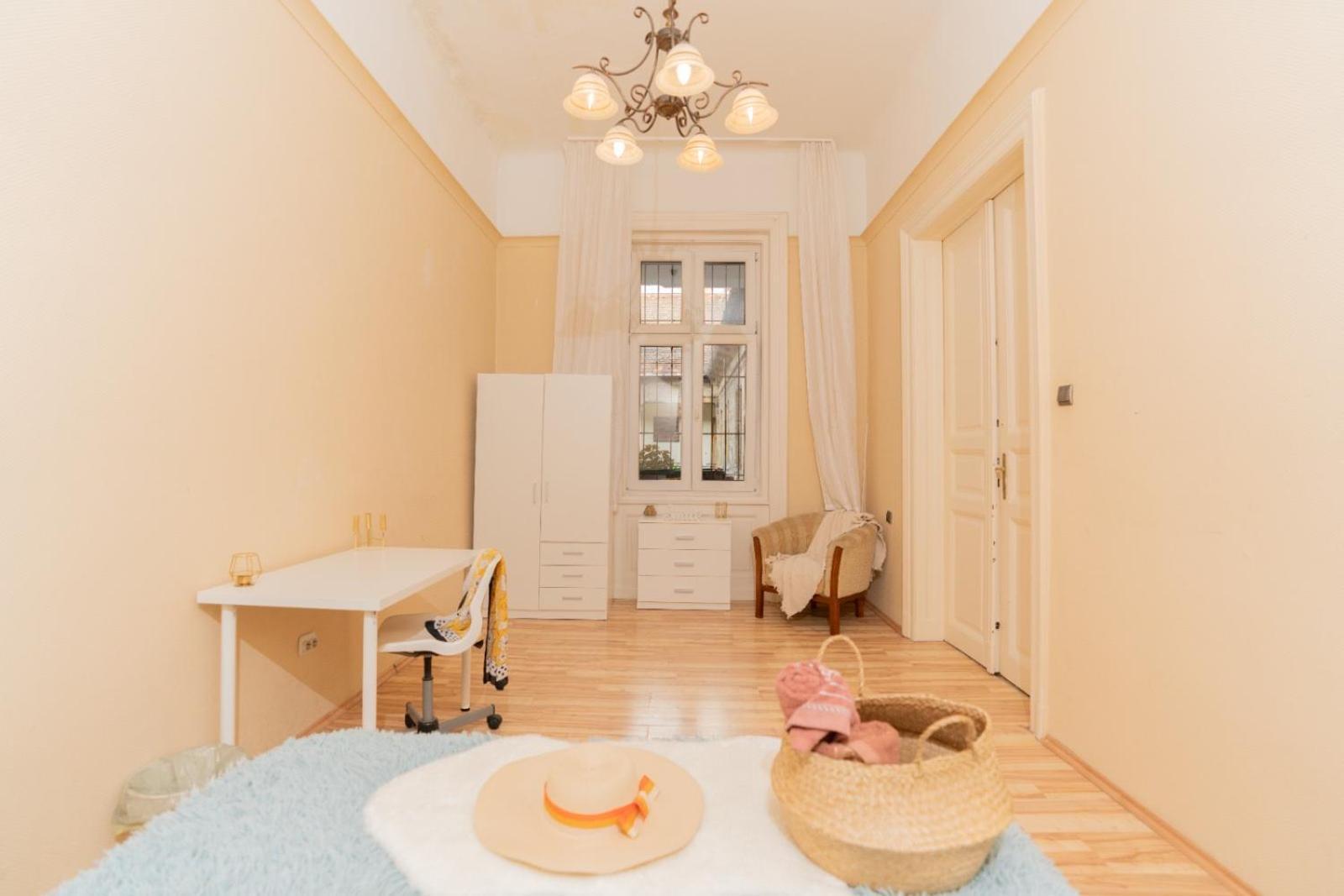 Apartment 5-room In The Heart Of The Center Near The Synagogue *