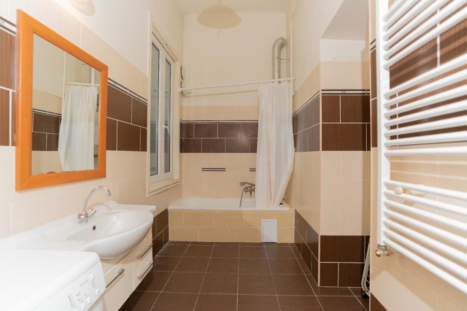 Apartment 5-room In The Heart Of The Center Near The Synagogue *
